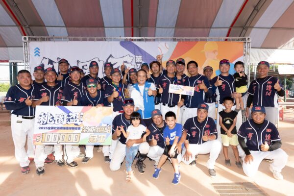 2025第七屆桃園盃全國慢速壘球錦標賽社區組冠軍亨達隊伍合影留念,展現勝利的喜悅與團隊的默契。(圖/業者提供)