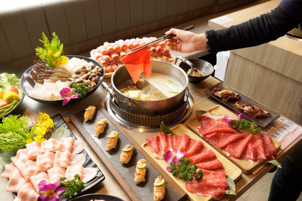 「涮樂和牛」夏季感恩祭登場！鮭魚、和牛、天使紅蝦免費吃到飽 羅東店獨家推潮酒牆無限暢飲 - 