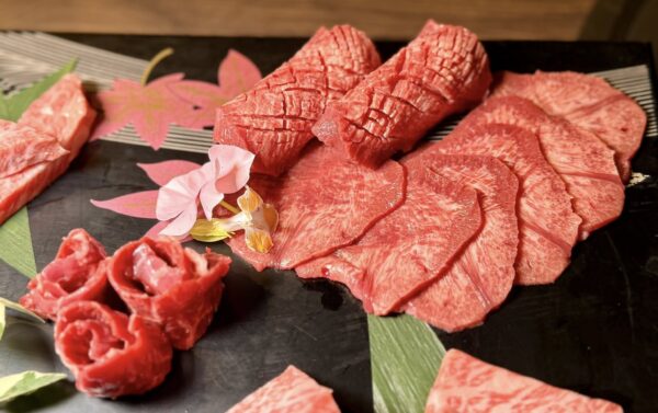 「宛如精品展示的和牛組合，粉嫩的肉色與均勻分佈的雪白油花，光是視覺就已經讓人陶醉。」圖/周含鍾攝