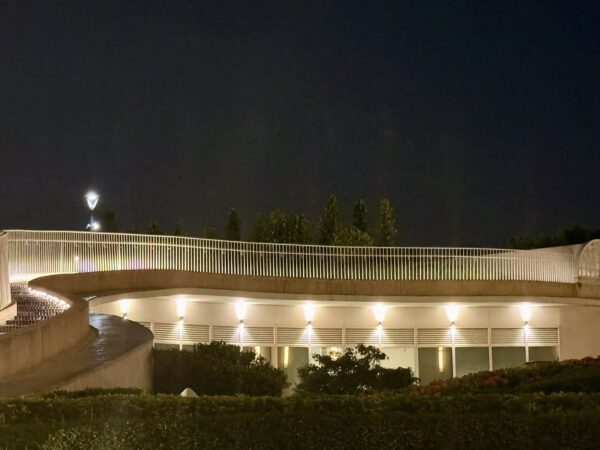「在淡水最美的夜裡，Haloé 的燈光與海景交織，成為旅人心中最溫暖的歸宿。」圖/周含鍾攝