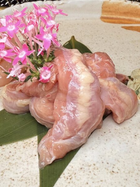 「簡單的原味，烤出極致的美味——Haloé 的雞肉用實力證明，無需多餘調味就能驚艷味蕾。」圖/周含鍾攝
