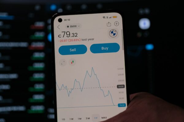 輝達H20晶片解禁　中國AI股齊飆！網：丞相，00877風來了，可追嗎？ - https://www.watchmedia01.com