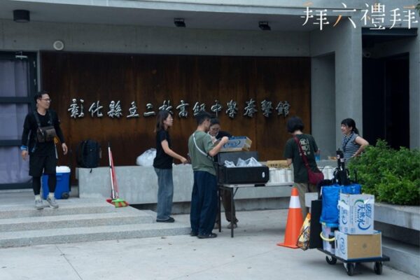 ▲《拜六禮拜》拍攝過程中，校園師生的熱情參與與協助，更為劇組注入溫暖能量。(圖／多麼文創提供)