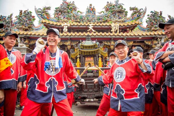 「北港朝天宮董事長蔡咏鍀親臨現場，領軍展演鎮殿盛事『鑽轎腳』，祈福庇佑眾人平安。」圖/宗聯會