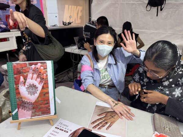 「現場提供充滿異國風情的伊斯蘭教 Henna 彩繪，讓民眾體驗指尖與手腕上的藝術之美。」圖/宗聯會