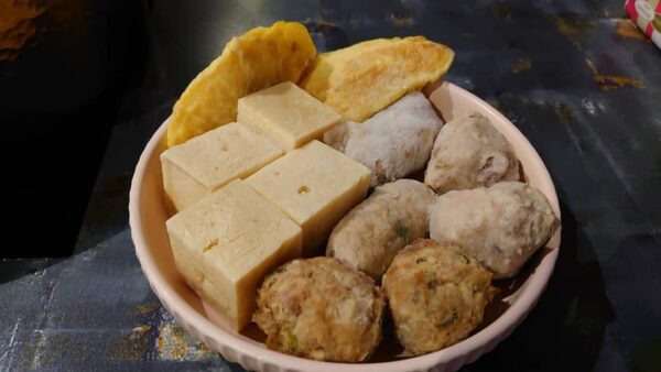 經典「三記魚餃」以海鰻魚漿製成外皮，內餡包入鮮甜豬肉，口感軟嫩Q彈，被譽為「魚餃皇者」。滷製後再入鍋的板豆腐則吸附麻辣湯頭與滷香，外辣內香，層次分明。圖/周含鐘攝