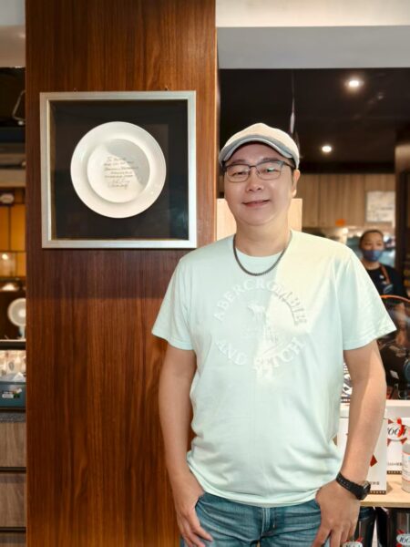 永續餐飲協會理事長曾憲慈（企鵝）表示，老撈透過黃牛胸肉、牛尾等少見部位入菜，不僅提升食材價值，也展現餐飲永續精神。圖/朱立君攝
