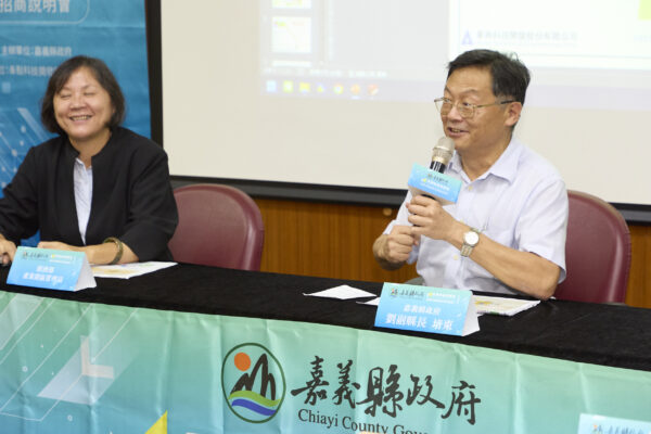 嘉義縣劉培東副縣長(右一)帶隊，誠摯邀請廠商進駐嘉義。並採「包租代管」方式服務進駐廠商。