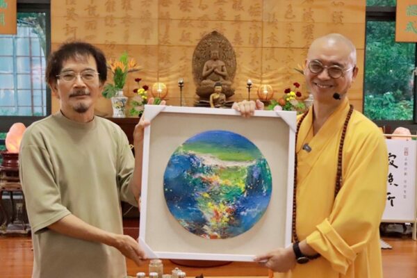 ▲茶席活動中，國際畫家陳釙（左）將畫作義贈，並與楠西萬佛寺方丈法藏大和尚（右）一同合影，宣告義賣活動正式啟動。（圖／僧伽林楠西萬佛寺提供）