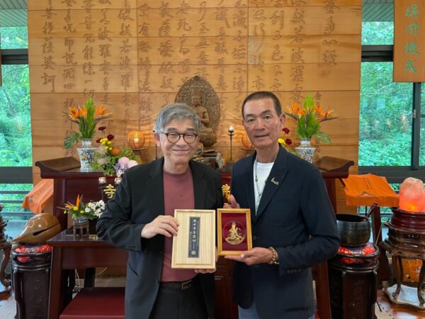 ▲為迎接「故宮百年」紀念，右為國立故宮博物院副院長黃永泰，左為北港朝天宮董事長蔡咏鍀，共同出席聯合紀念活動，象徵文化與信仰攜手合作。（圖／楠西萬佛寺提供）