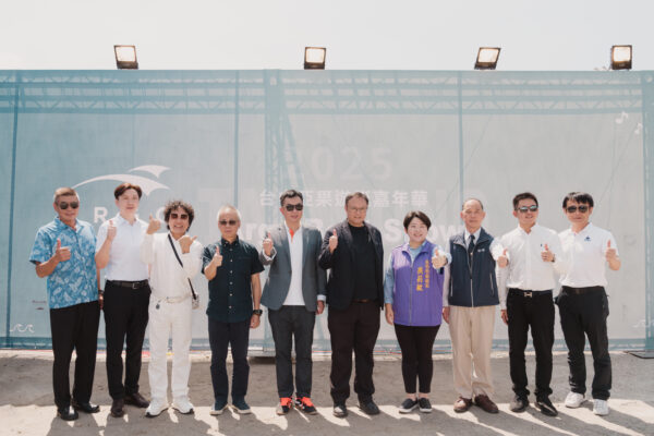 從左到右：海洋委員會海巡署中部分署 分署長王正信、台中市台中區漁會 理事長趙彬然、亞果中部經銷商亞歆海洋 董事長陳福臺、台中港務分公司 副總經理陳中龍、亞果遊艇開發股份有限公司 董事長侯佑霖、台中市政府 副市長鄭照新、 台中市議會 副議長顏莉敏、交通部觀光署 主任秘書方正光、臺中市遊艇服務商業同業公會 理事長王楨德、交通部航港局 主任秘書饒智平。圖/主辦單位