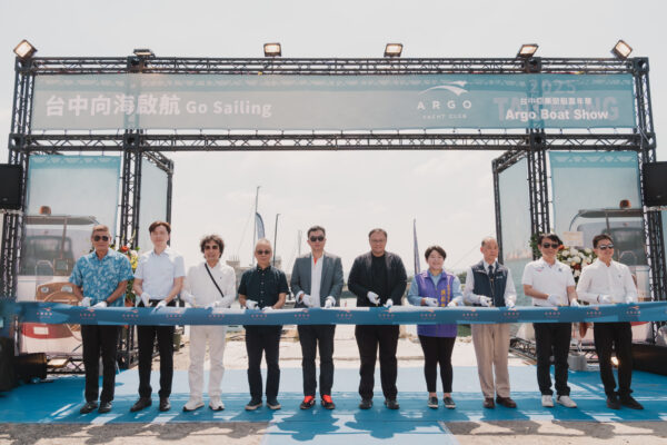從左到右：海洋委員會海巡署中部分署 分署長王正信、台中市台中區漁會 理事長趙彬然、亞果中部經銷商亞歆海洋 董事長陳福臺、台中港務分公司 副總經理陳中龍、亞果遊艇開發股份有限公司 董事長侯佑霖、台中市政府 副市長鄭照新、 台中市議會 副議長顏莉敏、交通部觀光署 主任秘書方正光、交通部航港局 主任秘書饒智平、臺中市遊艇服務商業同業公會 理事長王楨德。圖/主辦單位