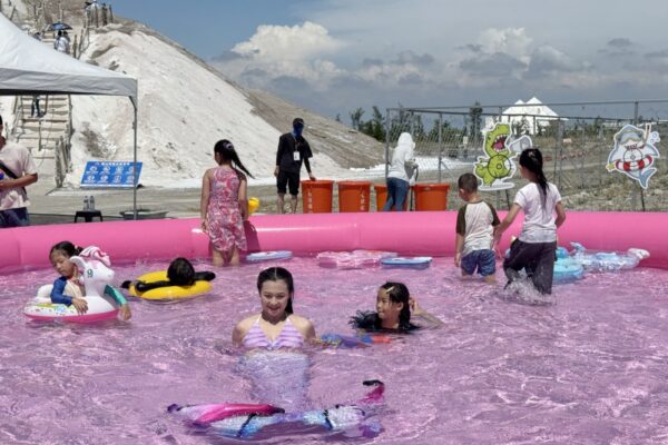 一見雙雕夏日親子戲水樂園 8/30七股鹽山熱鬧登場 戶外戲水清涼 × 室內鹽雕消暑 - https://www.watchmedia01.com