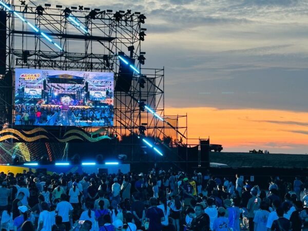 桃園珍珠海岸國際音樂節現場湧入大批人潮，觀眾在主舞台前熱情揮舞應援，氣氛熱烈。圖/主辦單位