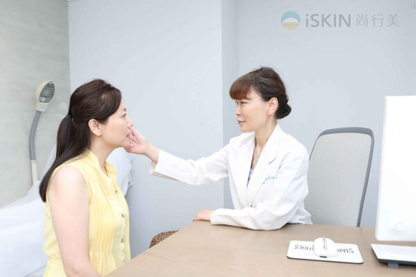 盧靜怡院長進行治療前的全臉評估。圖/iSKIN 尚行美健康聯合診所