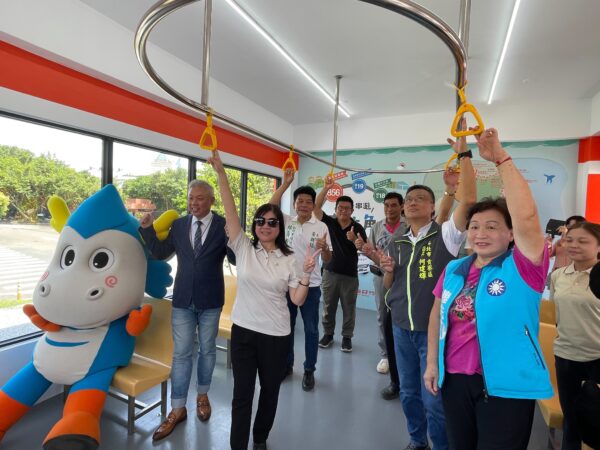 ▲交通部觀光署東北角及宜蘭海岸國家風景區管理處於 9 月 9 日舉辦「福隆特色候車亭啟用典禮」，交通部觀光署代表、新北市政府、立法委員及地方產業貴賓齊聚福隆，共同見證全新候車亭亮相。（圖／本報攝）