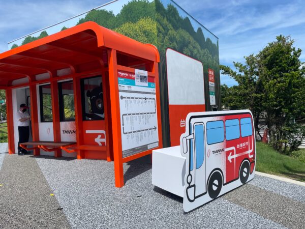 ▲福隆特色候車亭以「Taiwan Orange」暖橘色設計，採通透立面與開放式結構，兼具辨識度與觀景功能，成為東北角低碳旅遊新亮點。（圖／本報攝）