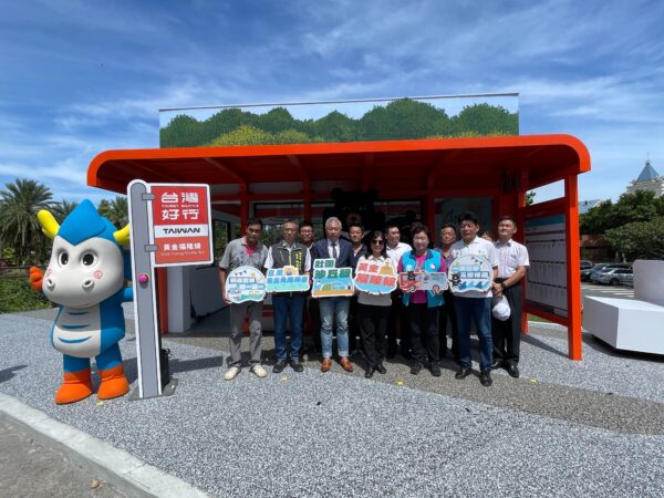 ▲全新亮相的福隆特色候車亭，象徵東北角旅遊升級。典禮現場貴賓與在地代表合照留念，共同迎接低碳旅遊新起點。（圖／本報攝）