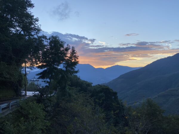 拉拉山星樂園兩天一夜小旅行：白天走古道、夜晚數銀河、隔天爬上樹梢看山景 - https://www.watchmedia01.com