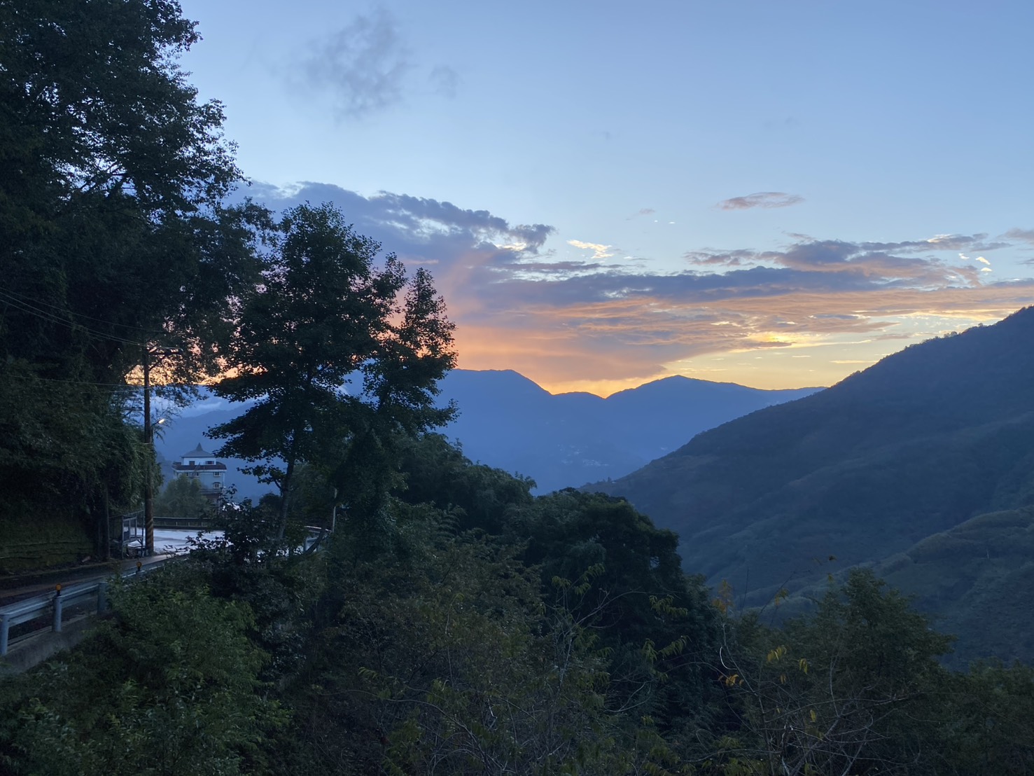 拉拉山星樂園兩天一夜小旅行：白天走古道、夜晚數銀河、隔天爬上樹梢看山景