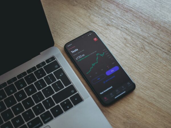 特斯拉、甲骨文強勢領漲！美股成長型題材發燒，中實戶搶進ETF卡位 - https://www.watchmedia01.com