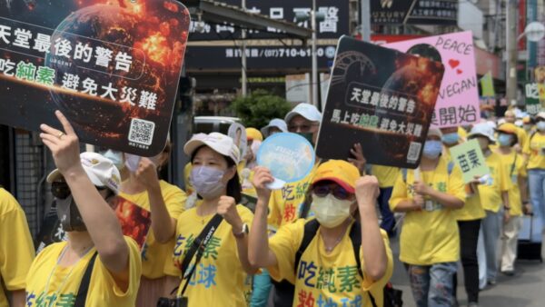 遊行隊伍舉著彩旗、標語穿越鳳山主要街道,吸引路人駐足拍照,街頭洋溢純素減碳、守護地球的熱情氛圍,形成高雄街頭最亮眼的風景線。圖/主辦單位提供