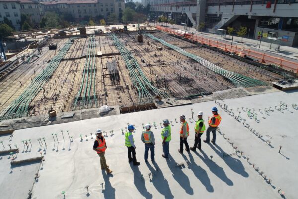 「桃園市不動產建築開發公會榮譽理事長李文科指出,營建工程串聯上下游產業,從施工現場到材料供應鏈,支撐超過百萬人就業,成為內需經濟的重要推手。」圖/unsplash