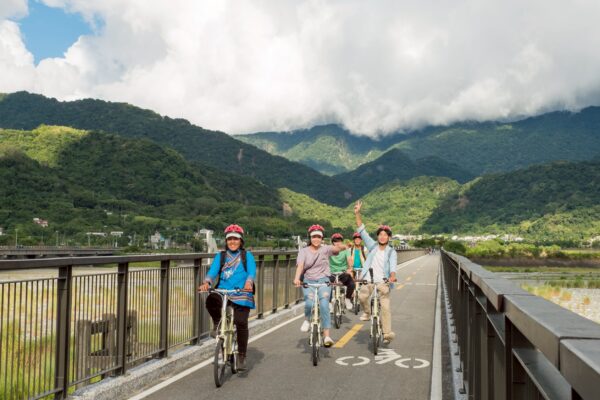 ▲10/12自行車活動串聯八通關古道、歐亞菲板塊交界等地質景觀，沿途結合文化導覽與在地美食，展現縱谷獨特魅力。（圖／花東縱谷國家風景區管理處）
