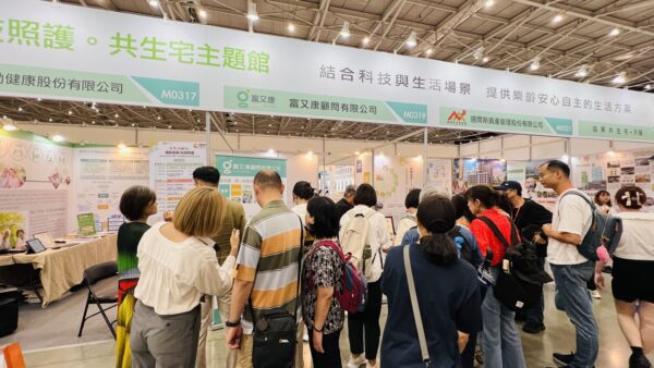 「2025台北國際照顧博覽會現場熱鬧登場,樂齡創新科技照護共生宅主題館吸引民眾駐足參觀,體驗銀髮住宅與智慧科技的多元應用。」圖/業者提供