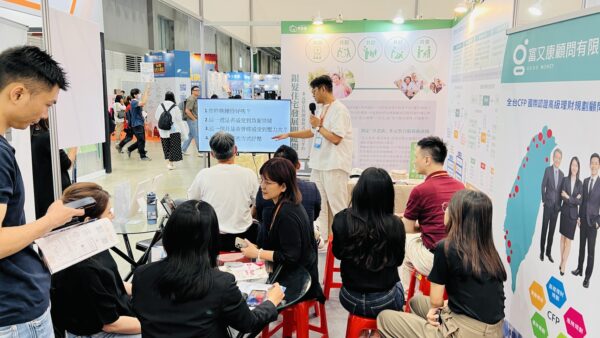 「展區人潮絡繹不絕,眾多家庭與長者一同體驗共生宅居住模式,了解定居、移居、旅居的多元樂齡生活。」圖/業者提供