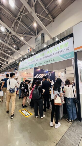 「貴賓於主題館現場參觀導覽,深入了解合勤健康推動的『試住體驗+老屋翻修』雙軸解方,現場交流氣氛熱絡。」圖/業者提供