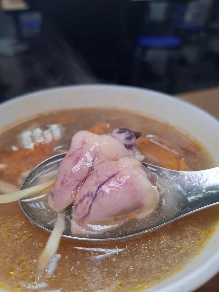 【台北美食報導】必比登名單上的排隊傳奇──大同區「賣麵炎仔」