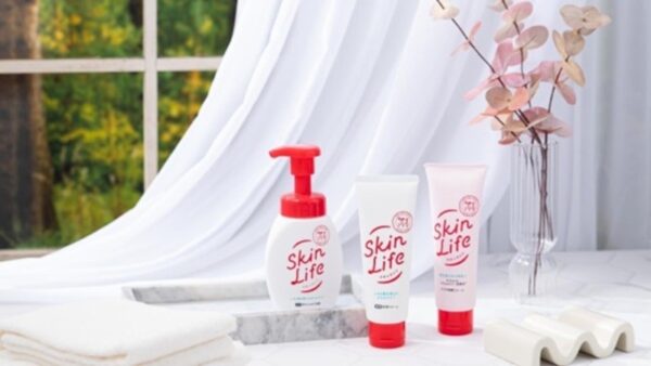 左至右為 SKINLIFE 泡洗顏、SKINLIFE 青春調理洗面乳、SKINLIFE 淨白調理洗面乳 。(圖/業者提供)