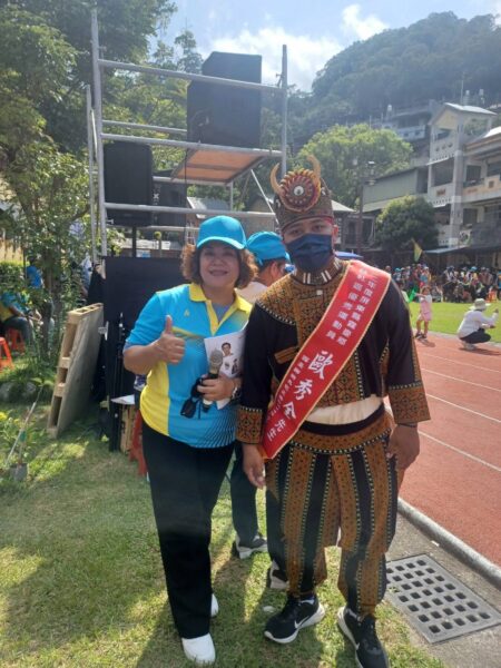 從國二開始陪伴阿全一路成長，展望會社工巴孝娟（左）見證他不僅努力翻轉人生。圖/台灣世界展望會