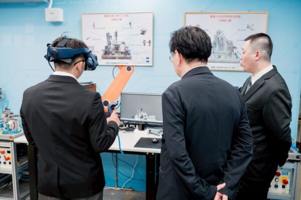 臺中科大啟用「智慧工程虛實學習辦公室」用AI＋VR把難技術變簡單，學校、產業、城市一起育才 - https://www.watchmedia01.com