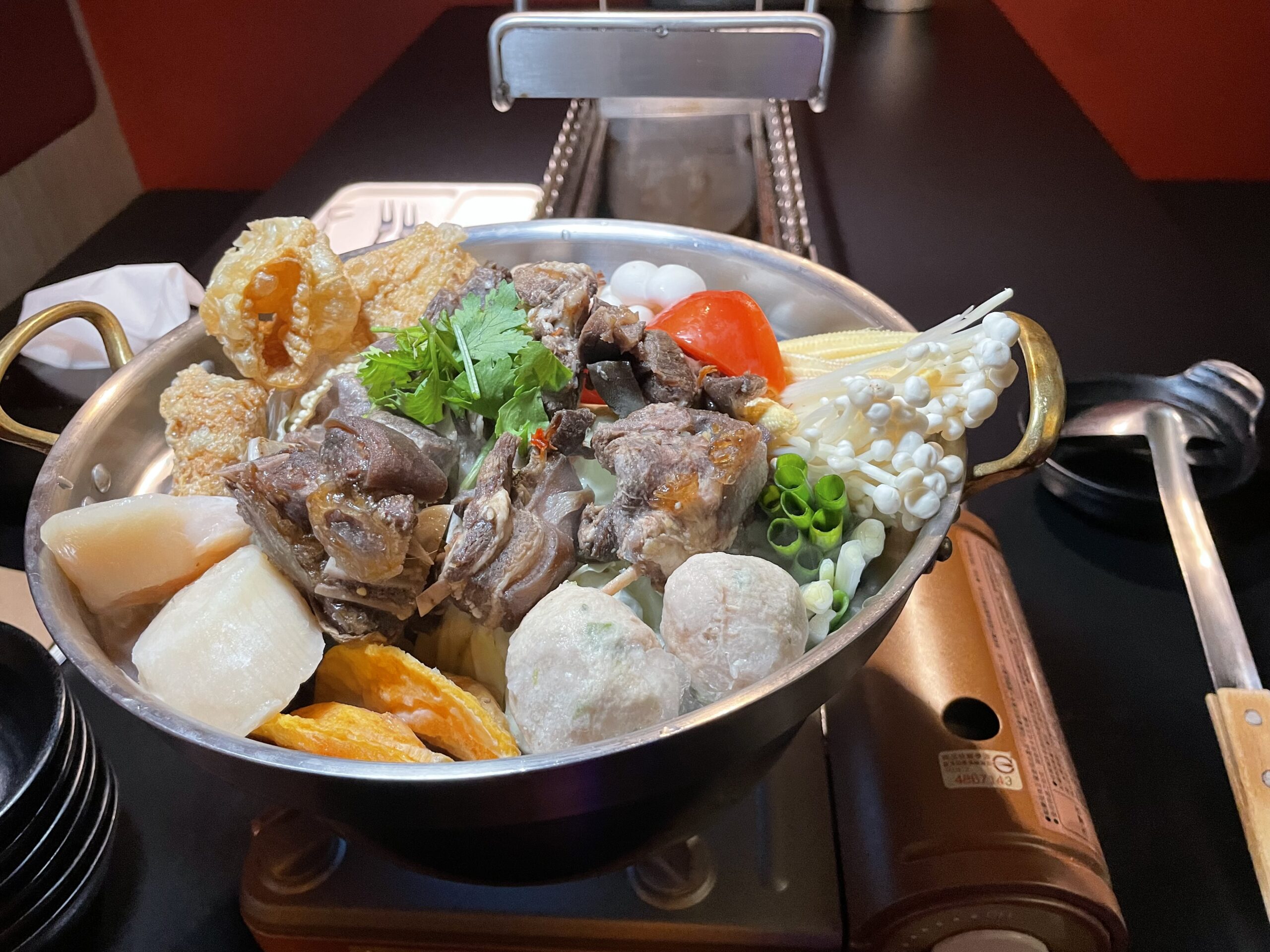 不是羊肉爐專賣店，卻煮出高雄五十年的老味道——「羊騷殿」溫潤登場