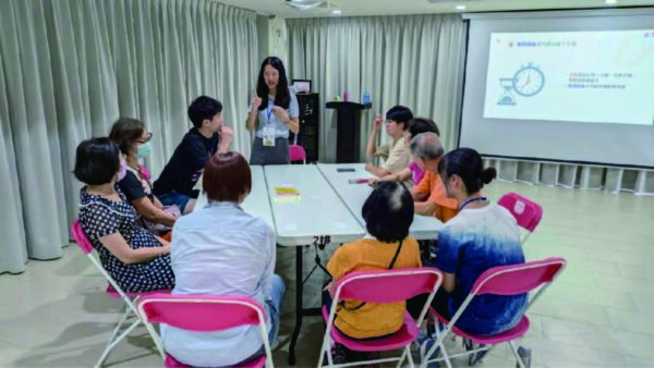 銀享力團隊前往美國交流,將教材轉化為英文版本進行授課。圖/圖教育部青年發展署提供