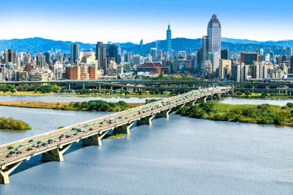 新富雙宇基地與台北市僅隔一座重新橋，車程約十分鐘即可抵達台北車站及雙子星規劃區（資料來源：Google 地圖，時間依實際交通狀況為準）。對於每日通勤雙北的上班族而言，住在三重重陽路不僅能享受成熟生活圈，也能快速串聯台北市核心，兼具便利與效率。圖/業者提供