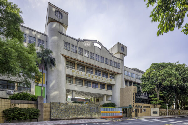 修德國際雙語國小距離新富雙宇基地不遠，步行即可抵達。學校擁有完善的教學環境與穩定的學習氛圍，是三重在地知名的優質學區之一。對於重視教育資源的年輕家庭而言，鄰近學校的便利性不僅提升生活品質，也讓孩子的通學更安全、更省時。實際入學條件依主管機關公告為準。圖/業者提供