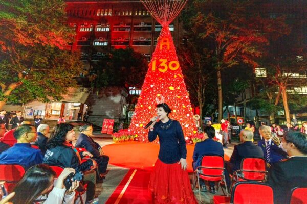 雙春金蛇年最高火紅15米聖誕樹 璀璨國北教大！簡文秀歡唱平安祈福 - https://www.watchmedia01.com