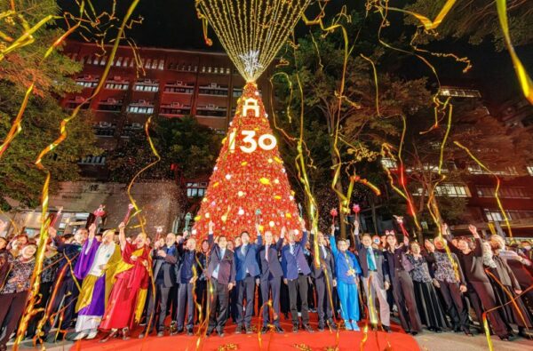 雙春金蛇年最高火紅15米聖誕樹 璀璨國北教大！簡文秀歡唱平安祈福 - https://www.watchmedia01.com