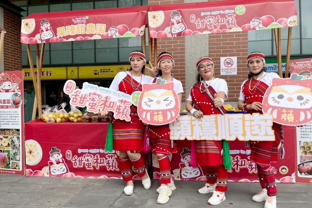 響應淨零排碳、支持在地農產 梨山蜜蘋果季台中火車站快閃販售