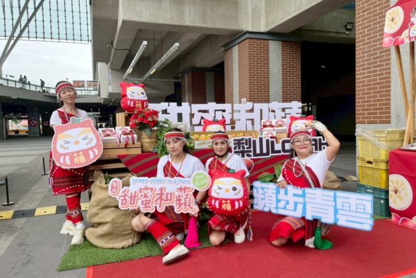 響應淨零排碳、支持在地農產 梨山蜜蘋果季台中火車站快閃販售 - https://www.watchmedia01.com