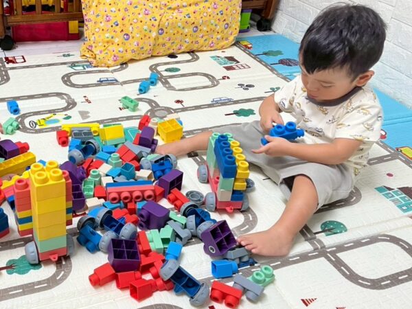 在親子互動中,適當的讚美有助於孩子建立安全感與自信,關鍵在於家長是否能清楚回應孩子的實際行為。圖/曾璟星