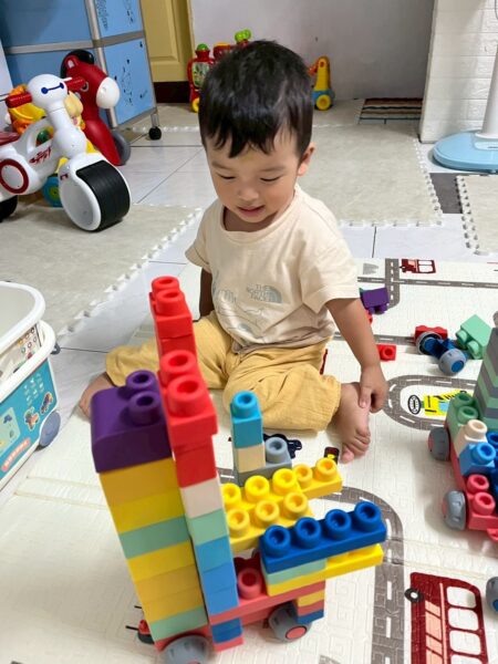 當孩子面對挫折時,家長若肯定其嘗試與調整的過程,有助於培養孩子面對失敗的耐心與韌性。圖/曾璟星