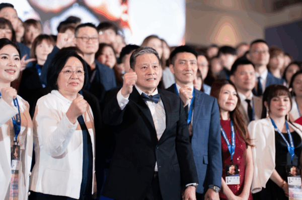 錠嵂保經創辦人毛以孝帶領團隊以藍鵲象徵的「共生、共養、共榮、分享、傳承、創新」信念前行,四十年來不曾缺席任何一場公司會議與活動,並期許錠嵂成為產業制度制定者與永續典範。