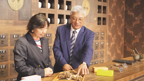 天一藥廠陳俊凱董事長(右)攜研發團隊,將 40 年中醫藥學專業與嚴謹製程,延伸至日常飲食。(圖/天記TIANCHI、天一藥廠提供)