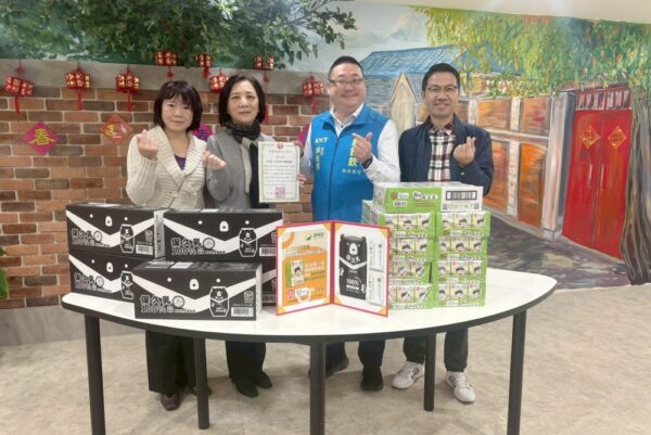 戴錫欽暖心送愛 辦公室主任訪紅心字會為長輩送暖補充營養 - https://www.watchmedia01.com