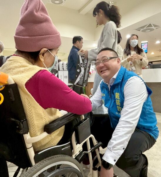 戴錫欽暖心送愛 辦公室主任訪紅心字會為長輩送暖補充營養 - https://www.watchmedia01.com