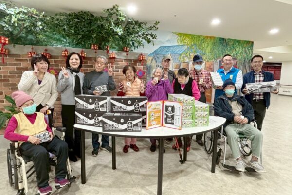 戴錫欽暖心送愛 辦公室主任訪紅心字會為長輩送暖補充營養 - https://www.watchmedia01.com